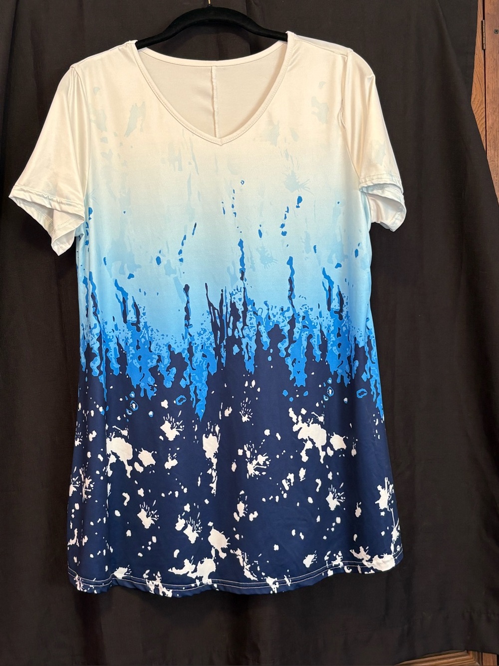 Tunic length summer blouse features a v-neck and a blue color gradient Sz XL